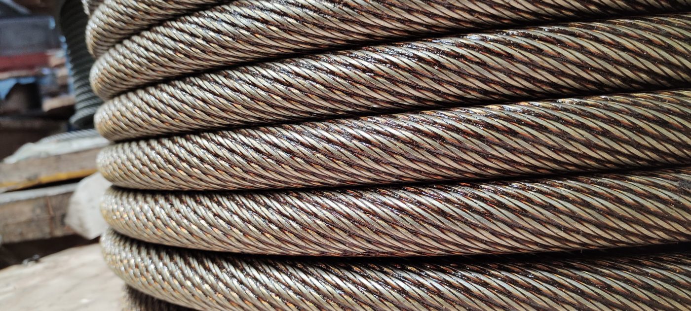 Cáp thép chống xoắn 35x7 cáp thép chống xoắn 35x7 ₫0 <strong>Cáp thép chống xoắn 35x7</strong> là một loại cáp thép được cấu tạo từ 35 tao thép nhỏ, mỗi tao gồm 7 sợi thép. Các tao thép này được xoắn lại với nhau theo chiều ngược chiều nhau, tạo thành một cấu trúc chắc chắn và chống lại lực xoắn cáp thép chống xoắn 35x7