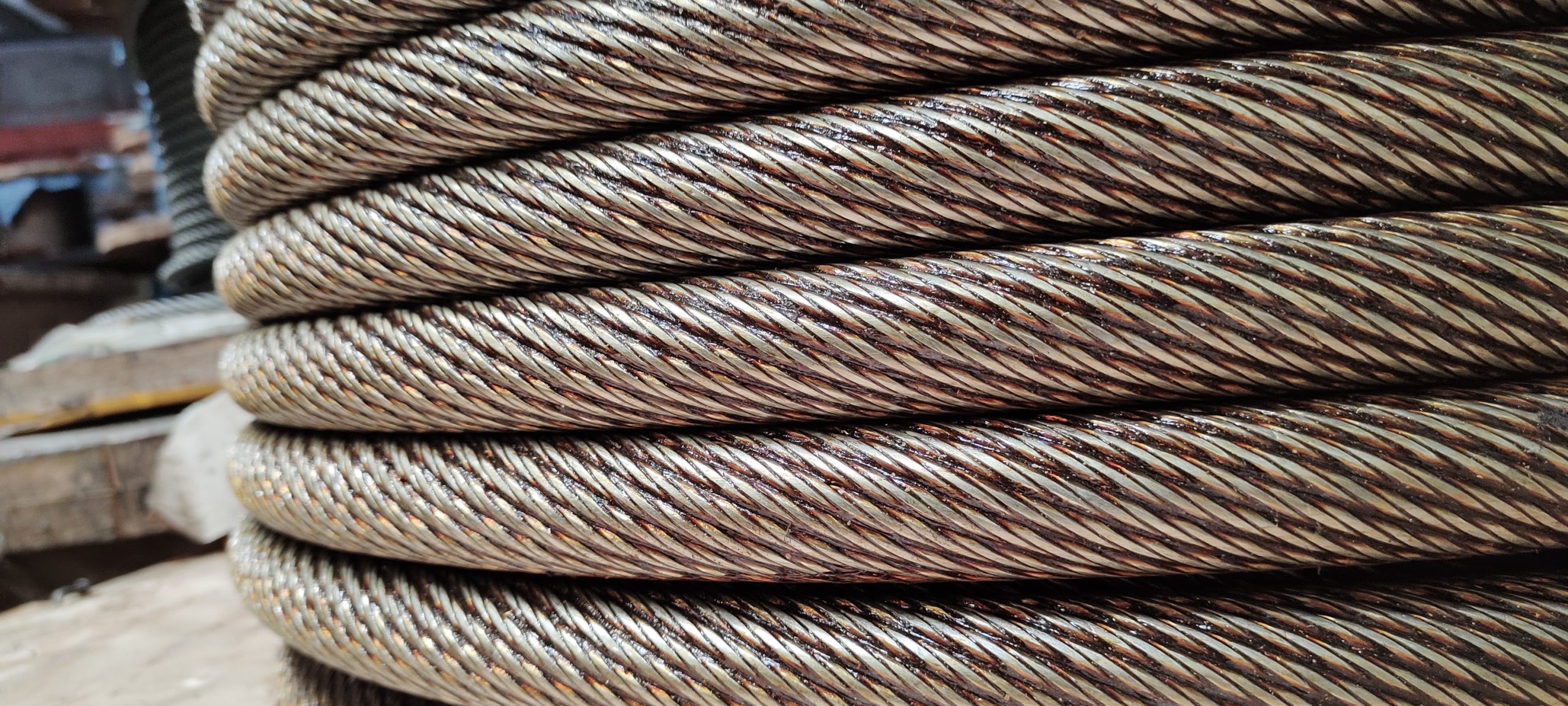Cáp thép chống xoắn 35x7 cáp thép chống xoắn 35x7 ₫0 <strong>Cáp thép chống xoắn 35x7</strong> là một loại cáp thép được cấu tạo từ 35 tao thép nhỏ, mỗi tao gồm 7 sợi thép. Các tao thép này được xoắn lại với nhau theo chiều ngược chiều nhau, tạo thành một cấu trúc chắc chắn và chống lại lực xoắn cáp thép chống xoắn 35x7