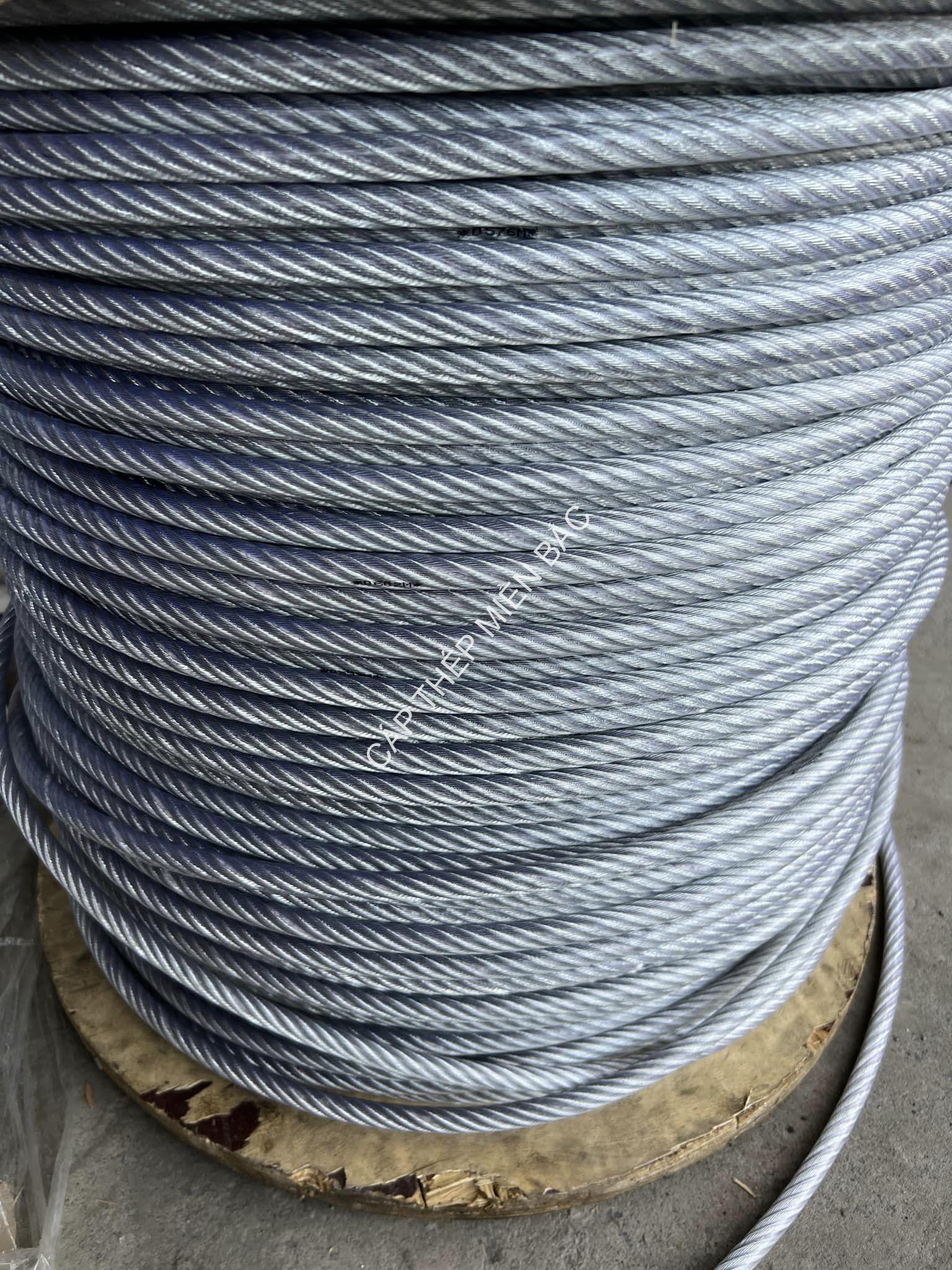 Dây cáp thép bọc nhựa phi 20mm dây cáp thép bọc nhựa phi 20 ₫10,000 Phần vỏ của cáp thép bọc nhựa phi 20mm được bọc một lớp nhựa PVC, có độ dày từ 1mm đến 3mm. Lớp bọc này không chỉ bảo vệ các sợi thép bên trong khỏi các tác động của môi trường như độ ẩm, hóa chất cáp thép bọc nhựa 18mm