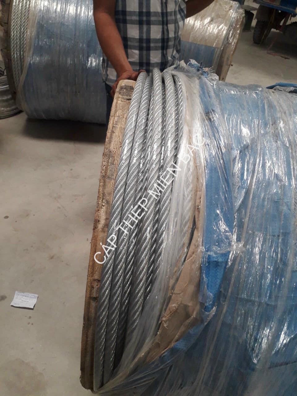 Dây cáp thép bọc nhựa phi 20mm dây cáp thép bọc nhựa phi 20 ₫10,000 Phần vỏ của cáp thép bọc nhựa phi 20mm được bọc một lớp nhựa PVC, có độ dày từ 1mm đến 3mm. Lớp bọc này không chỉ bảo vệ các sợi thép bên trong khỏi các tác động của môi trường như độ ẩm, hóa chất cáp thép bọc nhựa phi 20