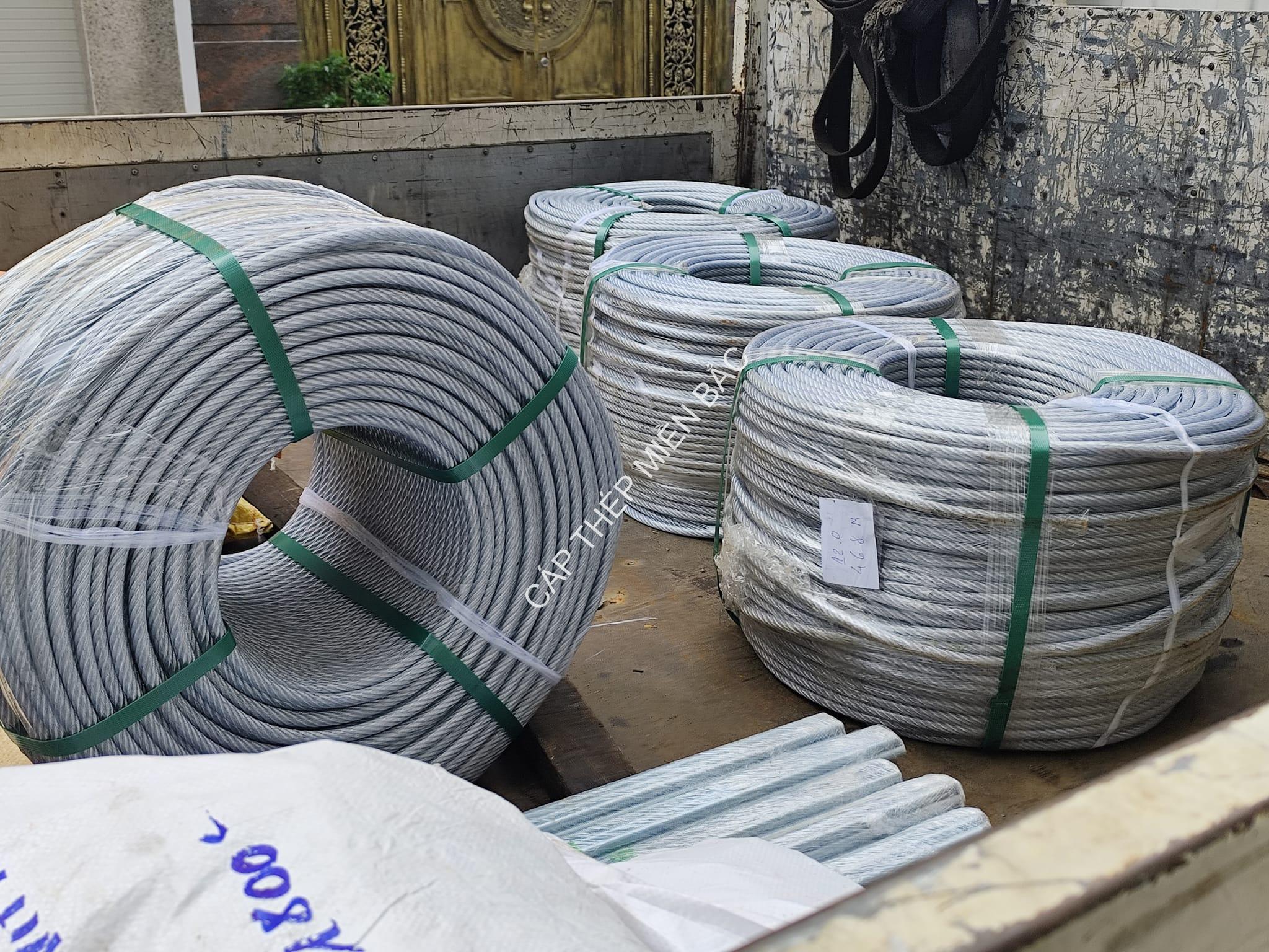Dây cáp thép bọc nhựa phi 10mm dây cáp thép bọc nhựa phi 10mm ₫9,800 <strong>Dây cáp thép bọc nhựa phi 10mm</strong> được sản xuất từ cáp thép mạ kẽm và bọc bên ngoài bằng lớp nhựa PVC chất lượng cao. Cấu trúc này không chỉ giúp tăng cường độ bền mà còn bảo vệ cáp khỏi các tác động của môi trường, như độ ẩm và hóa chất dây cáp thép bọc nhựa phi 10mm